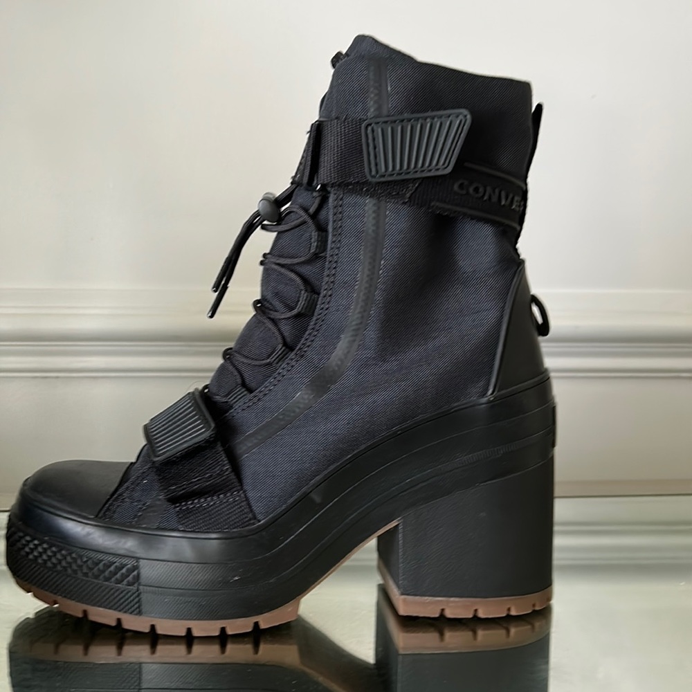 Like new ladies Converse boot.